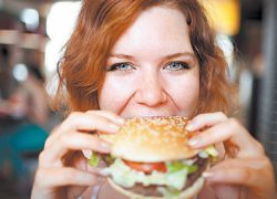 Столичный диетолог утверждает, что гамбургеры полезнее суши
