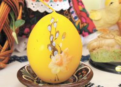 Как сделать пасхальную свечу из обычного яйца