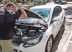 На Троещине в&nbsp;припаркованный Ford прилетел телевизор