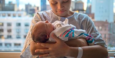 Отчаянные домохозяйки:  сами уменьшают грудь  и рожают в интернете