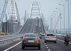 Крымский мост просел  на нескольких участках