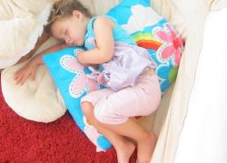 На какой  стороне кровати лучше спать?