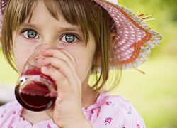 Сочная &laquo;бомба&raquo;:  фруктовые соки опаснее  конфет и пирожных