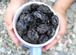 Чернослив спасет от переломов