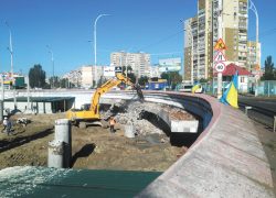 На Героев Днепра треснула платформа