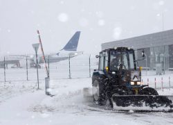 Из-за снегопада  аэропорт  в Жулянах не обслуживает рейсы