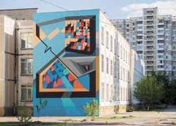На стене киевской школы появился абстрактный мурал