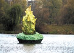 В столице появилась первая скульптура из мусора