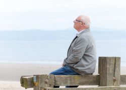 Пенсии с 1 мая опять  повысят на копейки