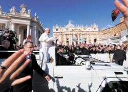Папа Римский разбил&nbsp;глаз о свой папамобиль