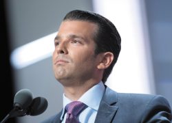 Сын Трампа прогоняет знаменитостей из страны