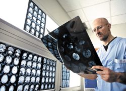 Итальянский хирург заявил, что сможет провести  операцию по пересадке головы человека уже в начале 2017 года