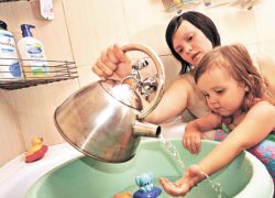 В трех районах Киева отключат горячую воду
