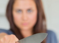 В Дарницком районе женщина ударила священника ножом
