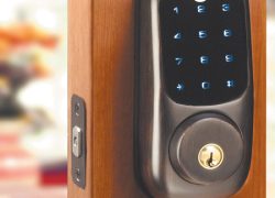 В мире повсеместно отказываются от механических дверних замков в пользу электронных